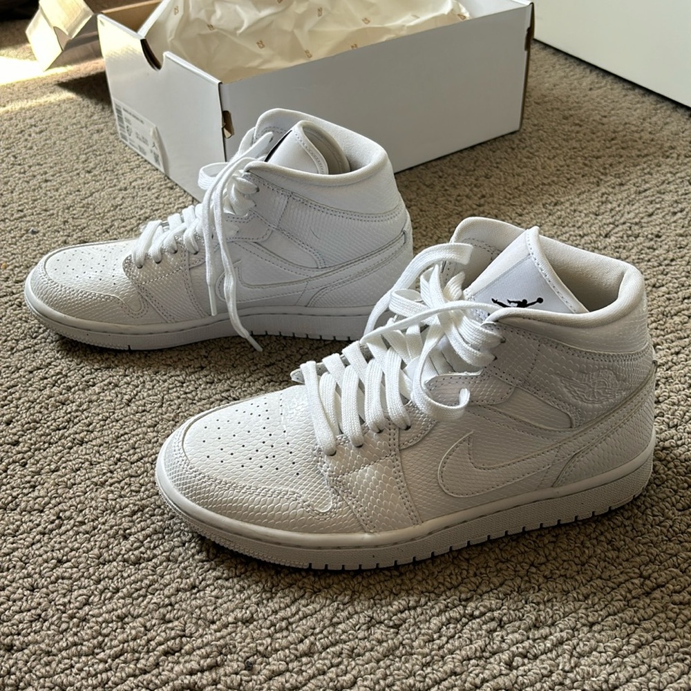 Women’s Air Jordan 1 mid all white